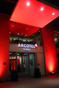 um edifício de escritórios com um sinal vermelho no lado em ARCOTEL Rubin Hamburg em Hamburgo