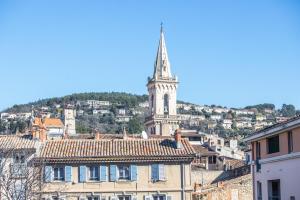 - une vue sur la ville et son clocher dans l'établissement Hôtel Provence, à Draguignan