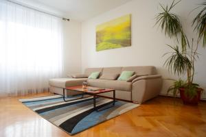 Un lugar para sentarse en SunShine Apartment