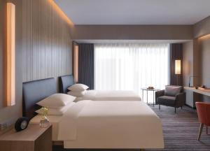 Pokój hotelowy z 2 łóżkami i biurkiem w obiekcie Hyatt Regency Beijing Wangjing w Pekinie