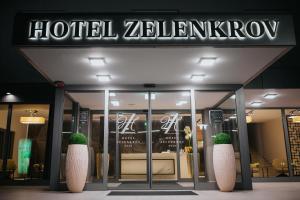 Un certificat, premiu, logo sau alt document afișat la Hotel Zelenkrov