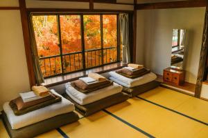 Onsen Guesthouse HAKONE TENT में एक कमरे में एक या कई बेड