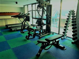 Zimmer mit Fitnessraum mit Laufband und Laufband in der Unterkunft Triple B Boutique Residence in Si Racha