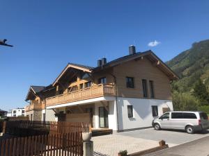 ツェル・アム・ゼーにあるGrossglockner Chalets Zell am Seeの車が停まった家