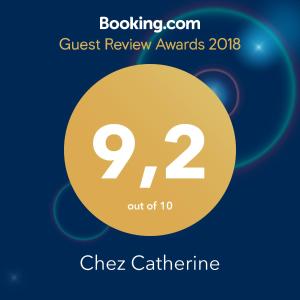 a sign that reads guest review awards with a yellow circle at Chez Catherine in Roquebrune-sur-Argens