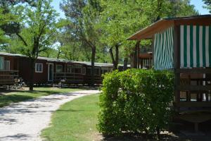 Jardín al aire libre en Camping Village Capalonga