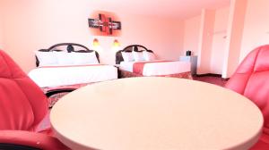 Crystal Star Inn Edmonton Airport with free shuttle to and from Airport tesisinde bir oturma alanı