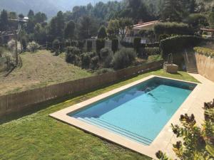 - une piscine dans la cour d'une maison dans l'établissement Montserrat La Calsina, à Monistrol de Montserrat