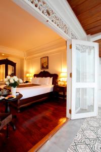 Uma cama ou camas num quarto em Dhavara Boutique Hotel