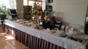 een buffettafel met eten op de kamer bij Hotel Arvi in Durrës