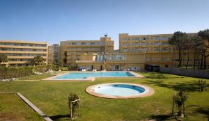 A piscina localizada em Axis Ofir Beach Resort Hotel ou nos arredores