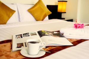 سرير أو أسرّة في غرفة في The Color Living Hotel