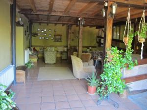 vista sul portico di una casa con piante di Albergue San Pelayo a Villarente