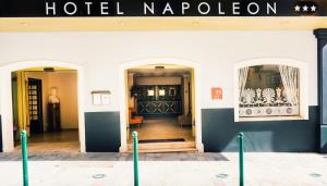 wejście hotelu Kappleton do budynku w obiekcie Napoleon w Ajaccio