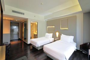 Кровать или кровати в номере Swiss-Belhotel Cirebon