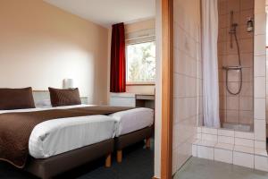 - une chambre avec un lit et une douche dans l'établissement La Clef des Champs - Proche Colmar, à Biesheim