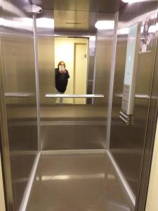 een persoon die een foto neemt van een spiegel in een lift bij Apartamento Alemania in Temuco