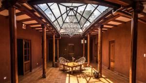 une salle à manger avec une table, des chaises et un lustre dans l'établissement La Ensenada Hotel Chachapoyas, à Chachapoyas