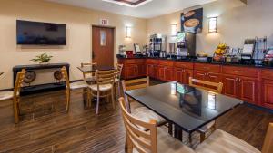 um restaurante com um bar com mesas e cadeiras em Best Western Providence-Seekonk Inn em Seekonk