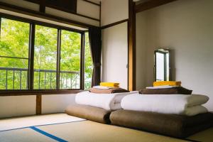 Onsen Guesthouse HAKONE TENT में एक कमरे में एक या कई बेड