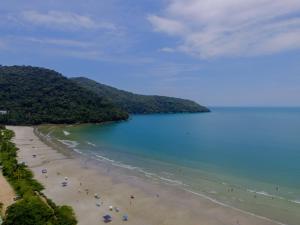 una vista aérea de una playa con gente en ella en Pousada Chalés do Julião, en Ubatuba