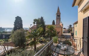 een balkon met uitzicht op een kerk met een klokkentoren bij Apartment Complex Orzan Lovrecica in Umag