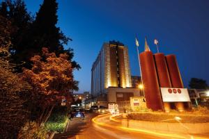 una città di notte con un edificio e una strada di Vicenza Tiepolo Hotel a Vicenza