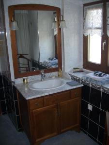 A bathroom at Gîte de charme sur les remparts