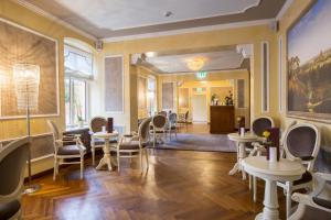 een restaurant met tafels en stoelen in een kamer bij Hotel am Luisenplatz in Potsdam