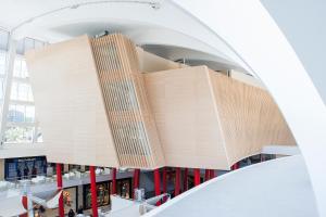 Elle offre une vue sur un bâtiment doté de grands murs en bois. dans l'établissement Hotel da Música, à Porto