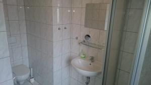 y baño con lavabo y aseo. en Gaststätte und Pension Felsenthal, en Tabarz