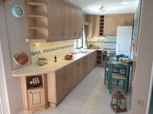 מטבח או מטבחון ב-Deluxe Apartment near the Airport Adults Only