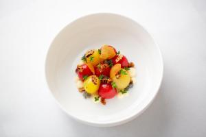 - un bol blanc de nourriture avec des fruits dans l'établissement Hotel-Restaurant Römerhof, à Herrenberg