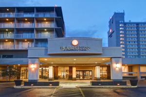 エドモントンにあるEdmonton Inn and Conference Centreの表札のある建物