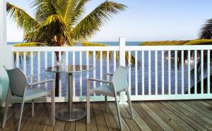 uma mesa e cadeiras numa varanda com o oceano em Lime Tree Bay Resort em Islamorada