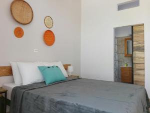 um quarto com uma cama com uma almofada azul em Urban Lodge em Bujumbura