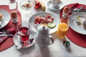 - une table avec des assiettes de nourriture et de boissons dans l'établissement Der Jagdhof, à Sankt Johann im Pongau