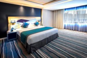 Tempat tidur dalam kamar di Al Sarab Hotel