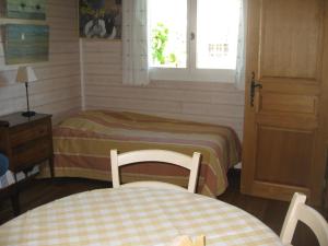 ein kleines Zimmer mit 2 Betten und einem Fenster in der Unterkunft BnB Atelier de St. Maurice in Vésenaz