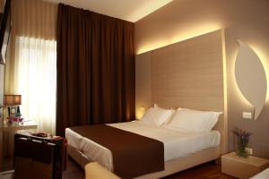 Tempat tidur dalam kamar di Hotel Colonne