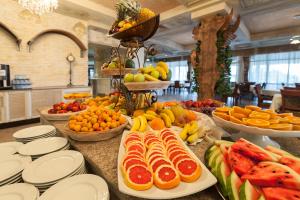 un buffet de frutas y hortalizas en una mesa en HI Hotels Imperial Resort - Ultra All Inclusive, en Sunny Beach