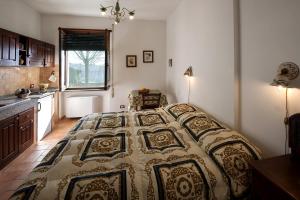 a bedroom with a large bed in a room at Agriturismo Fattoria Poggio Boalaio in Orvieto