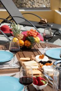 een tafel met veel eten en wijnglazen bij Barbara's House in Paleokastritsa