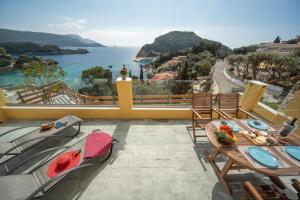 een balkon met uitzicht op de oceaan bij Barbara's House in Paleokastritsa