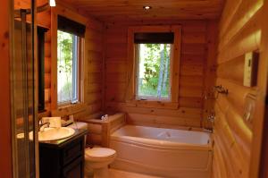 Un baño de Selenia Lodge- Résidences et Chalets dans les Laurentides