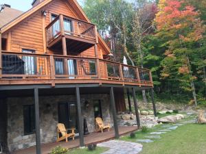 Un jardín fuera de Selenia Lodge- Résidences et Chalets dans les Laurentides