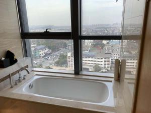 Bathroom sa Suzhou Sun Plaza Hotel