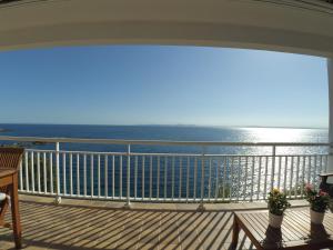 a balcony with a view of the ocean at Apartament Belvedere in Roses