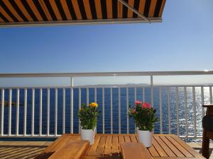 a balcony with a table with flowers on it at Apartament Belvedere in Roses