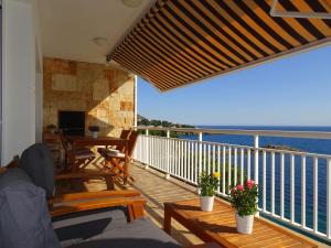 a balcony with a view of the ocean at Apartament Belvedere in Roses